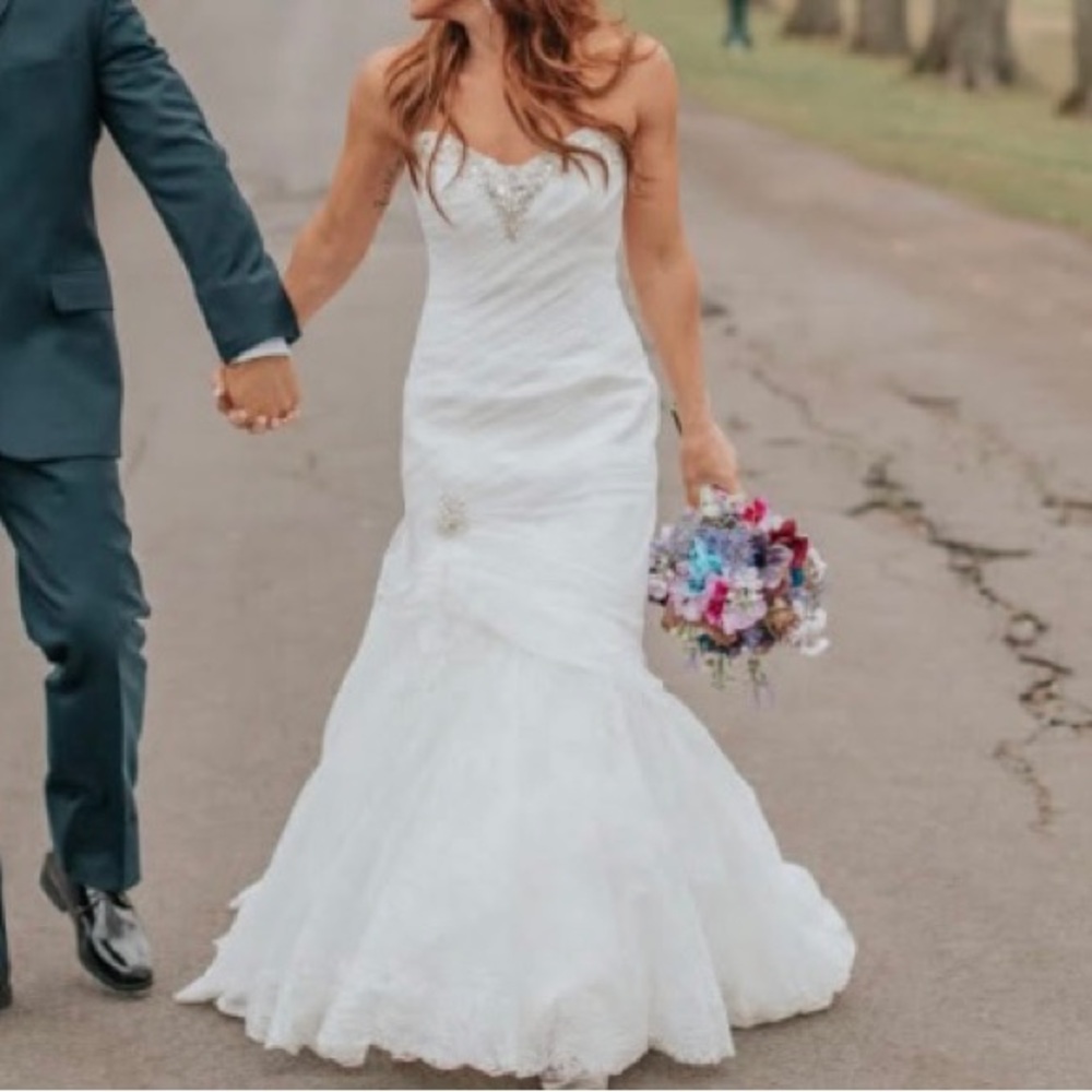 Elegant Lace Wedding Dress in Cream